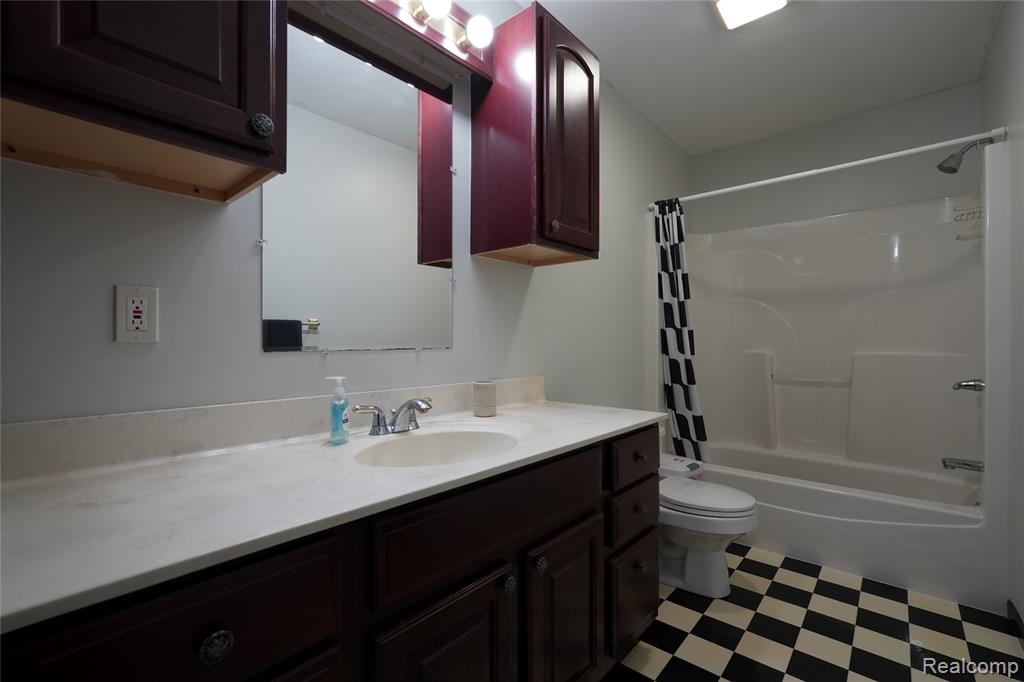2392 Davis Road Property Photo 13