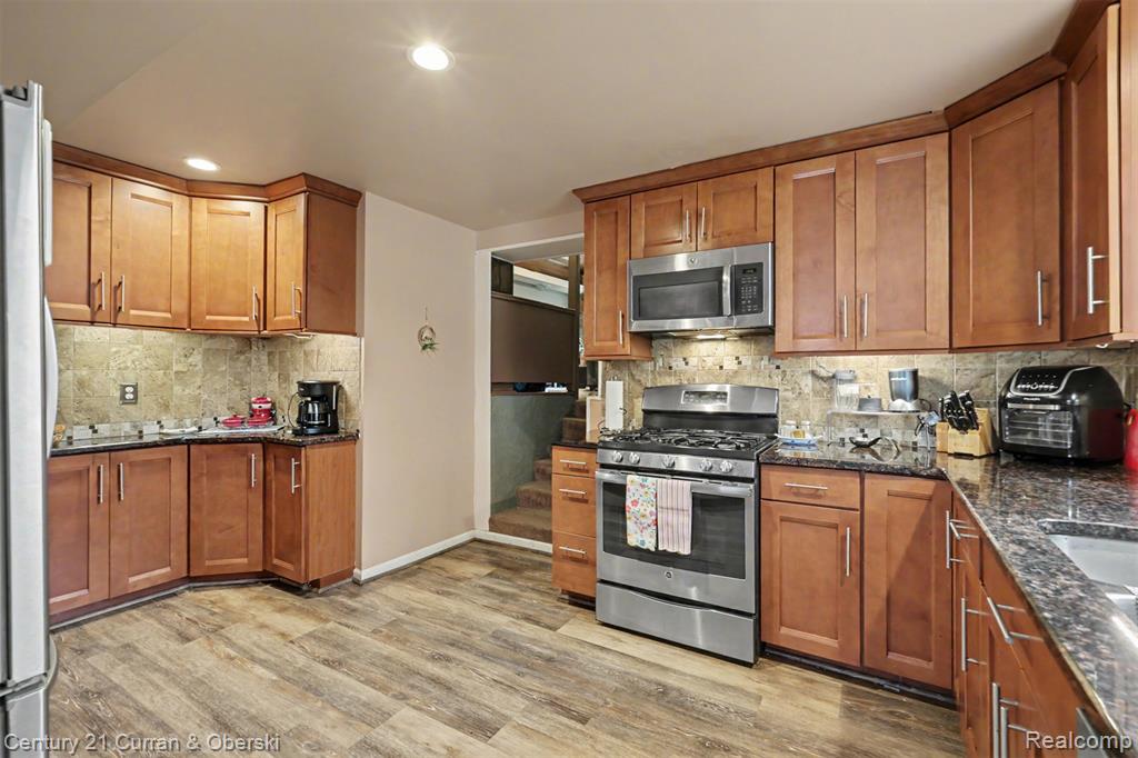 1869 Middle Trail Road Property Photo 2
