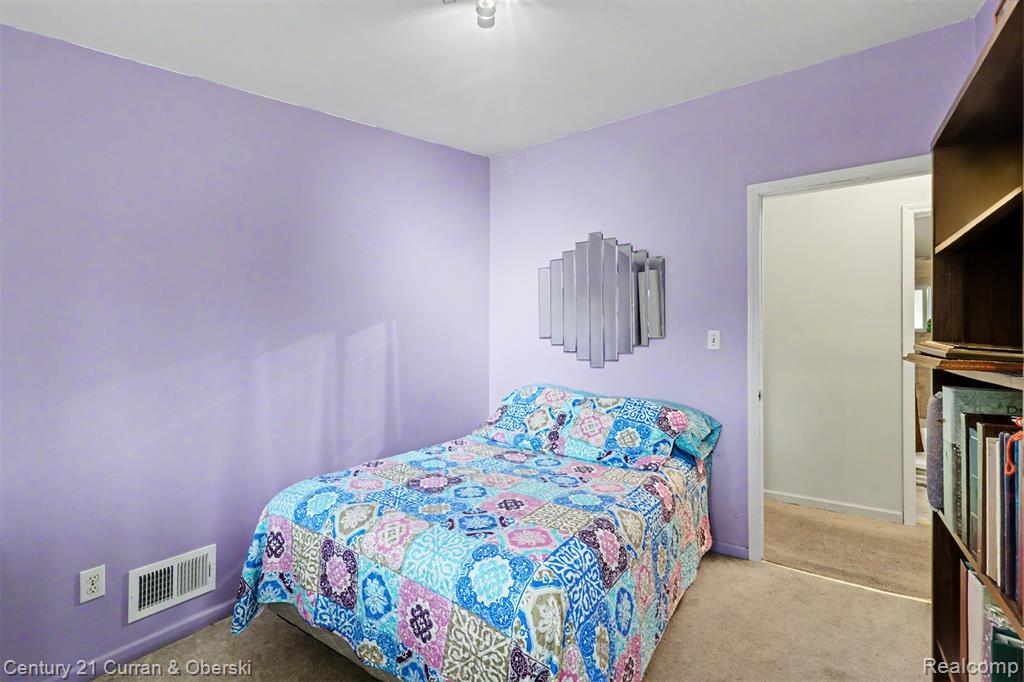 1869 Middle Trail Road Property Photo 9