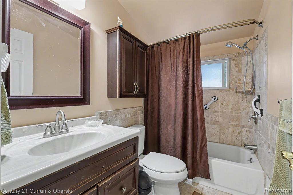 1869 Middle Trail Road Property Photo 11