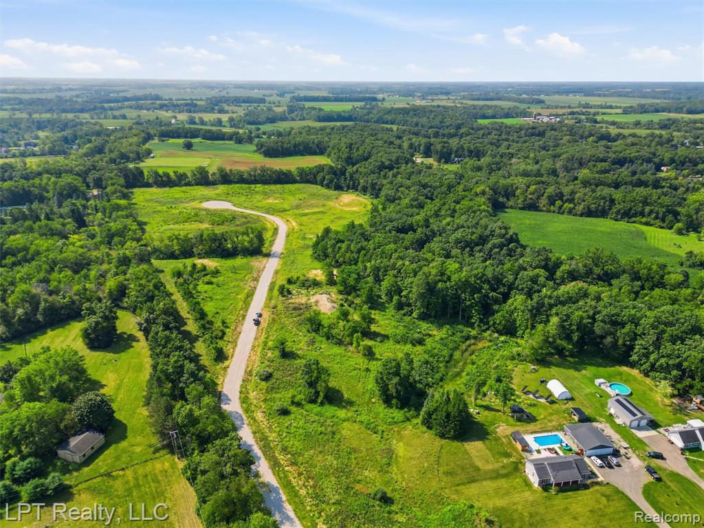 9551 Creekside Drive Property Photo 3