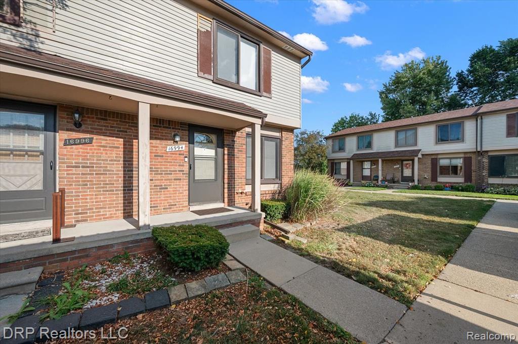 16994 Kingsbrooke Drive Property Photo 3