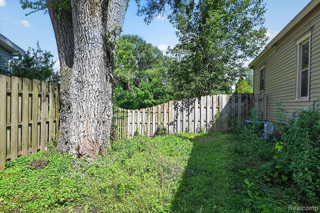 158 W 1st Street Property Photo 39
