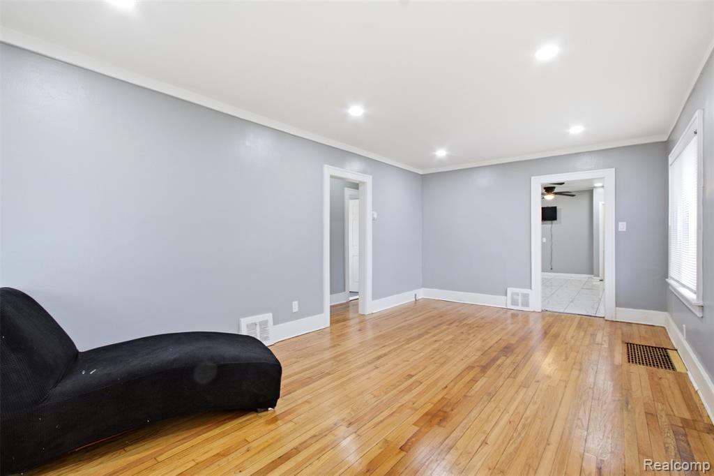 15730 Winthrop Street Property Photo 3