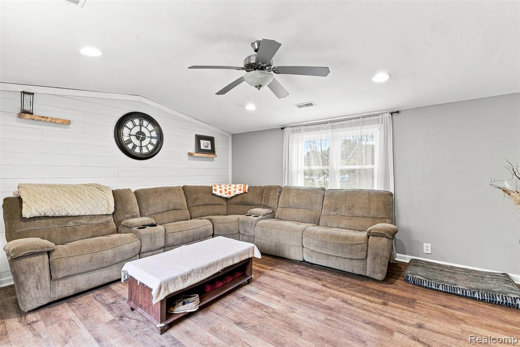 3198 E Grand Blanc Road Property Photo 11
