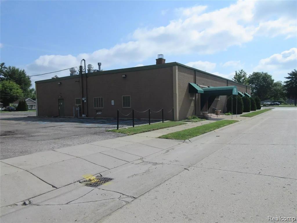 24611 Gratiot Avenue Property Photo 4