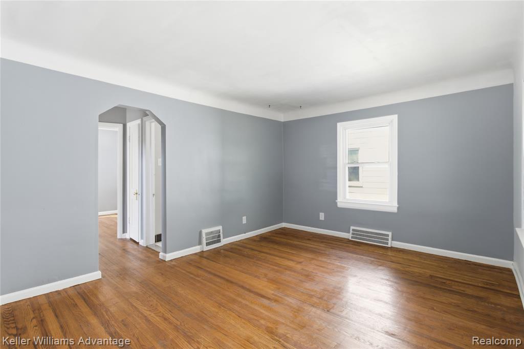 18948 Kenosha Street Property Photo 6