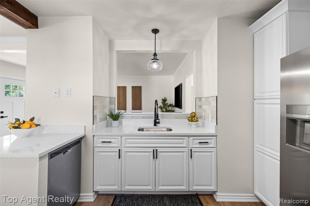 22228 Bon Heur Street Property Photo 7