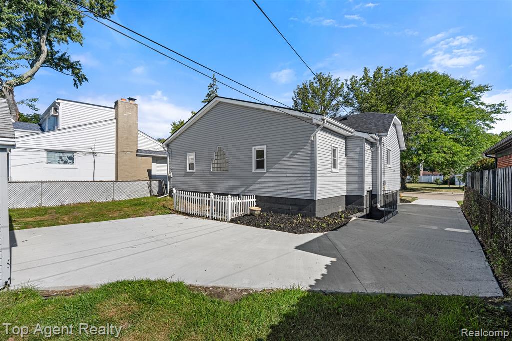 22228 Bon Heur Street Property Photo 32
