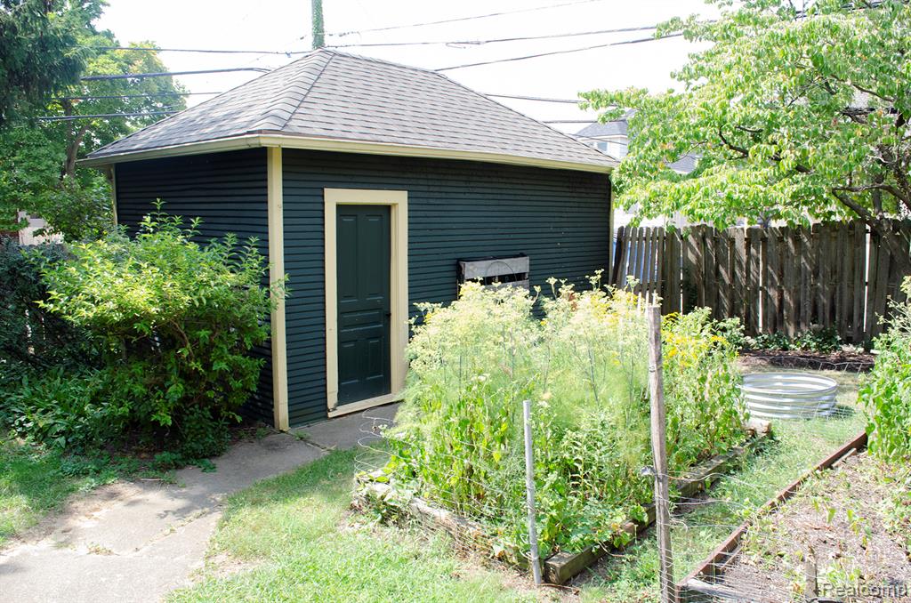 21741 Edna Street Property Photo 8