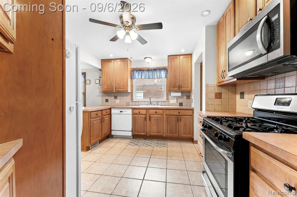 9934 Manor Avenue Property Photo 8