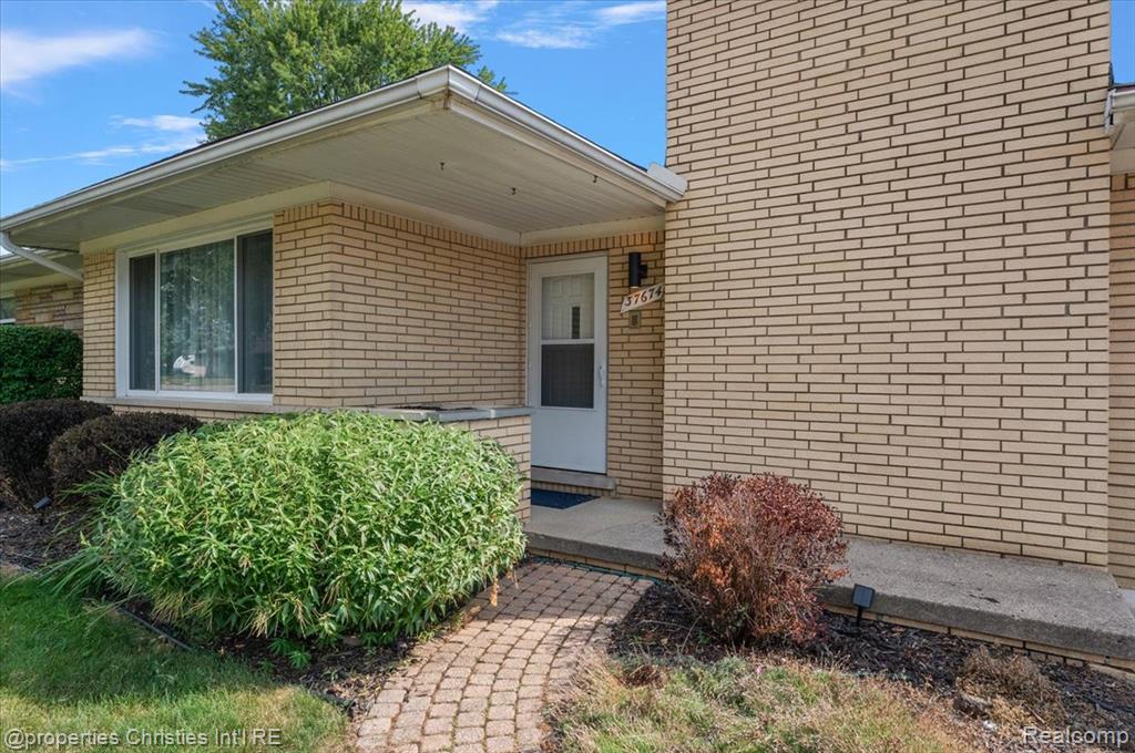 37674 Andrew Drive Property Photo 6
