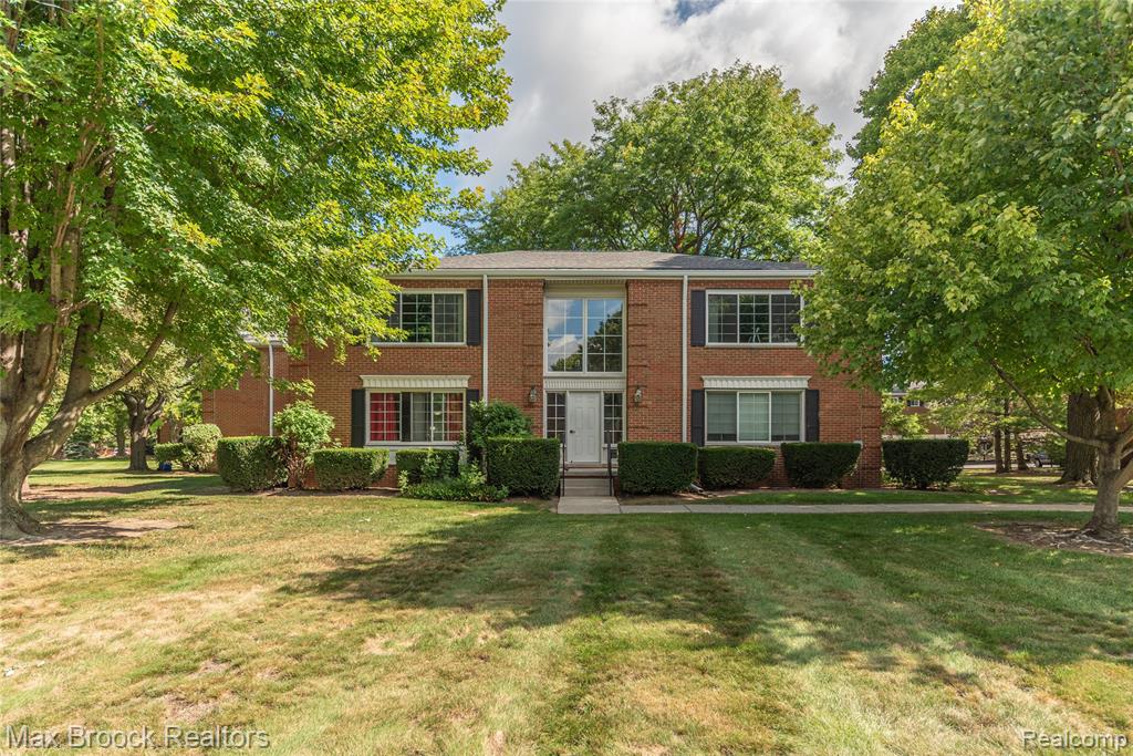 731 E Fox Hills Drive Property Photo 1