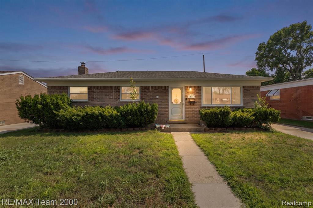 34345 Rosslyn Street Property Photo 1