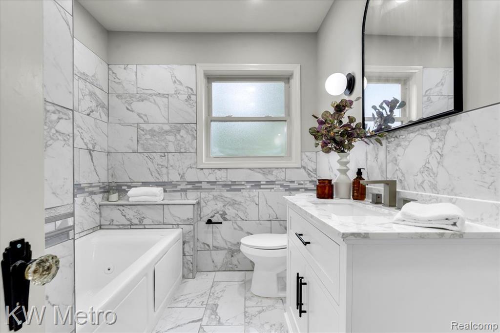 19022 Wildemere Street Property Photo 14