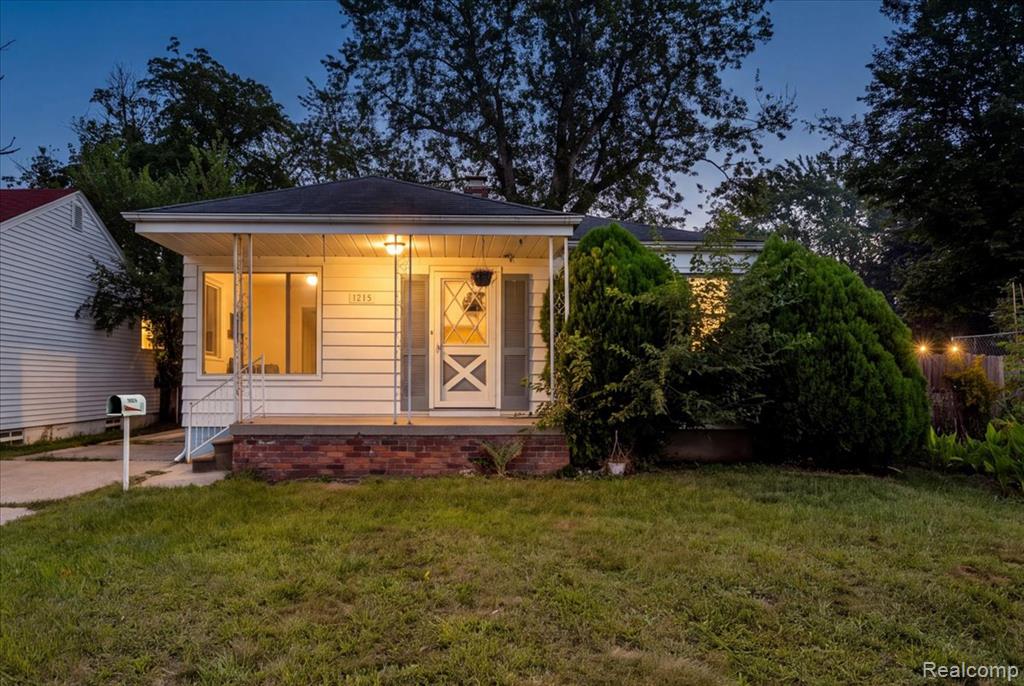 1215 Center Street Property Photo 1