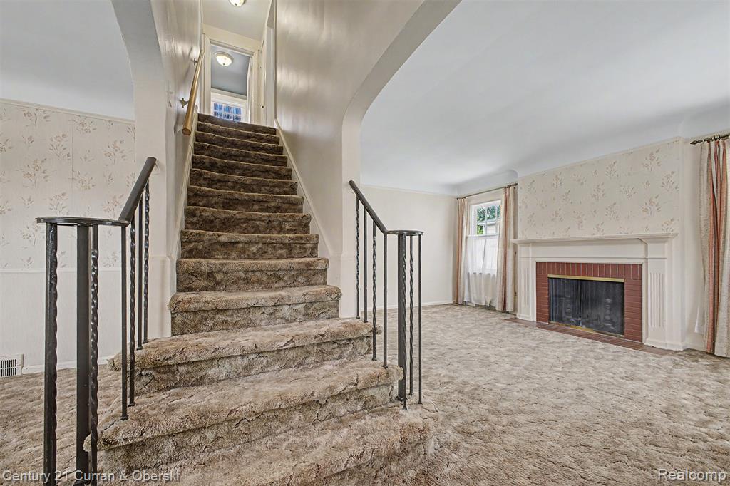 19036 Outer Drive Property Photo 6