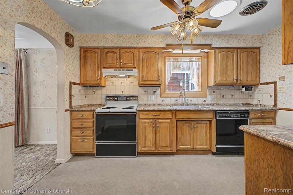 19036 Outer Drive Property Photo 9