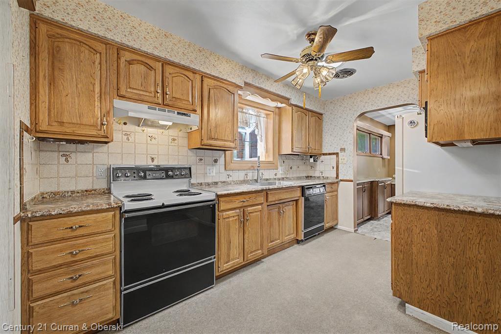 19036 Outer Drive Property Photo 10