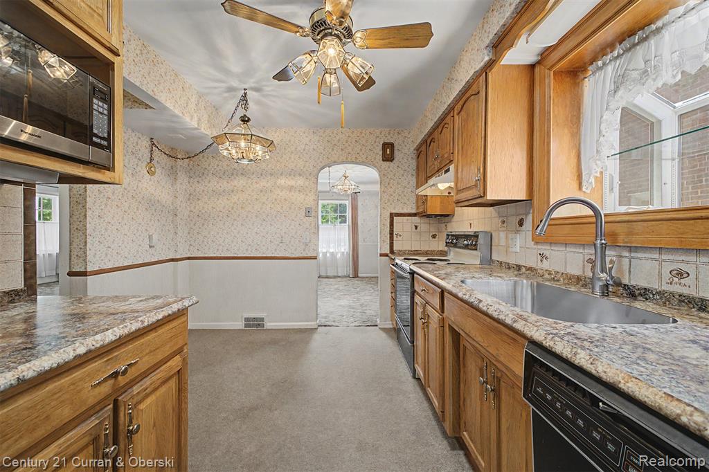 19036 Outer Drive Property Photo 11