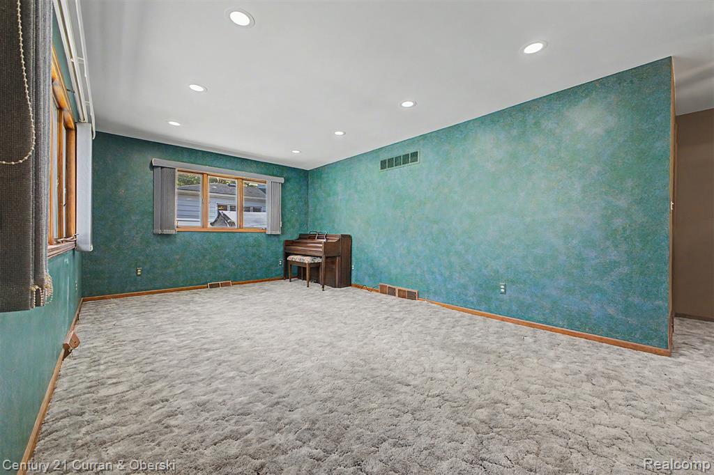 19036 Outer Drive Property Photo 14
