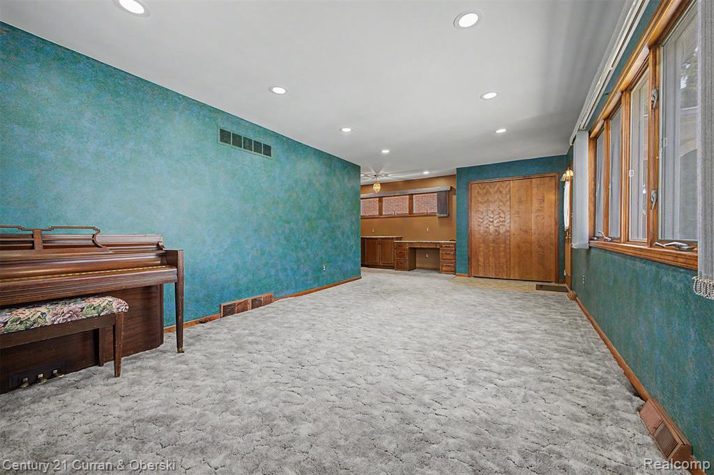 19036 Outer Drive Property Photo 15