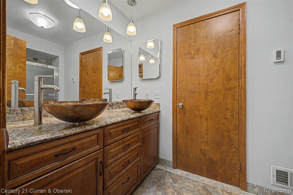19036 Outer Drive Property Photo 16