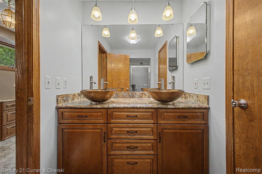 19036 Outer Drive Property Photo 17