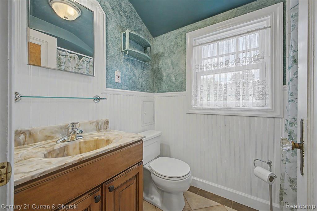 19036 Outer Drive Property Photo 25