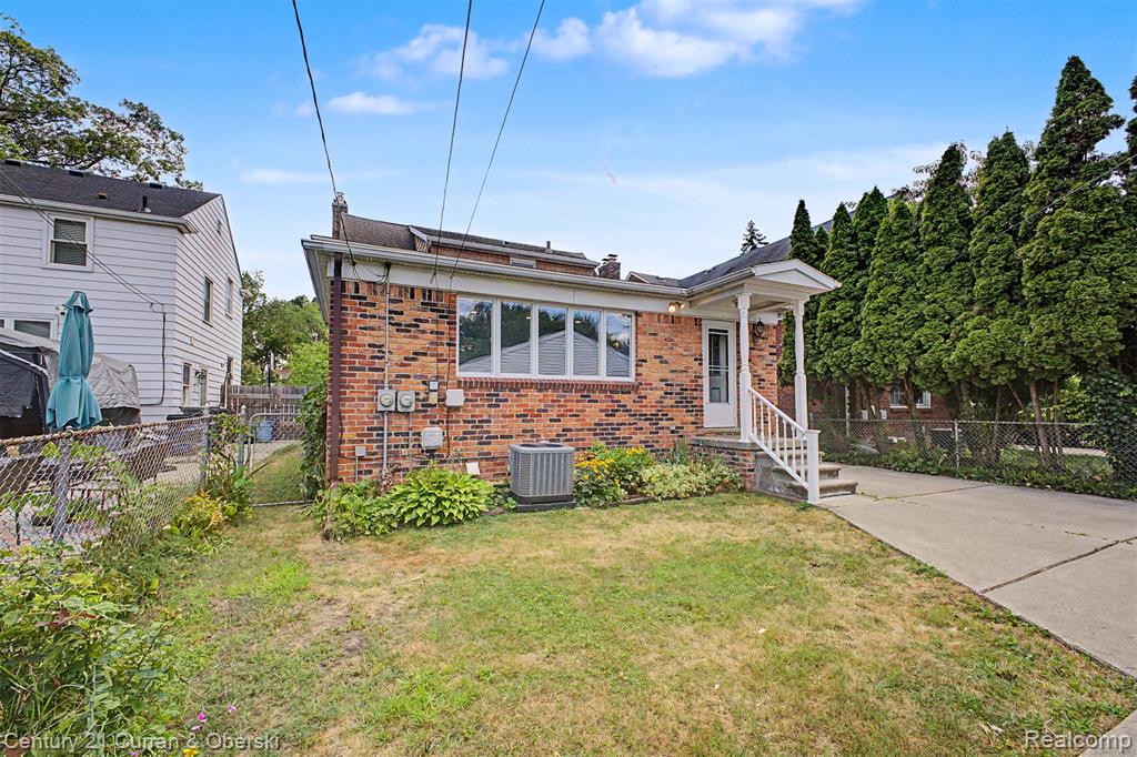 19036 Outer Drive Property Photo 30
