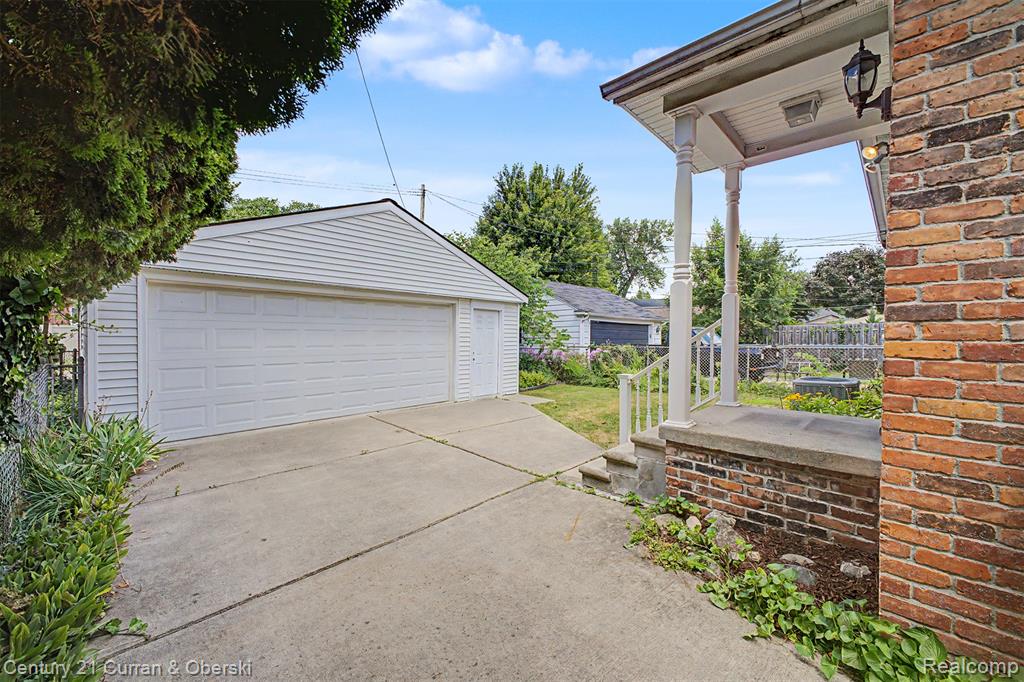 19036 Outer Drive Property Photo 31