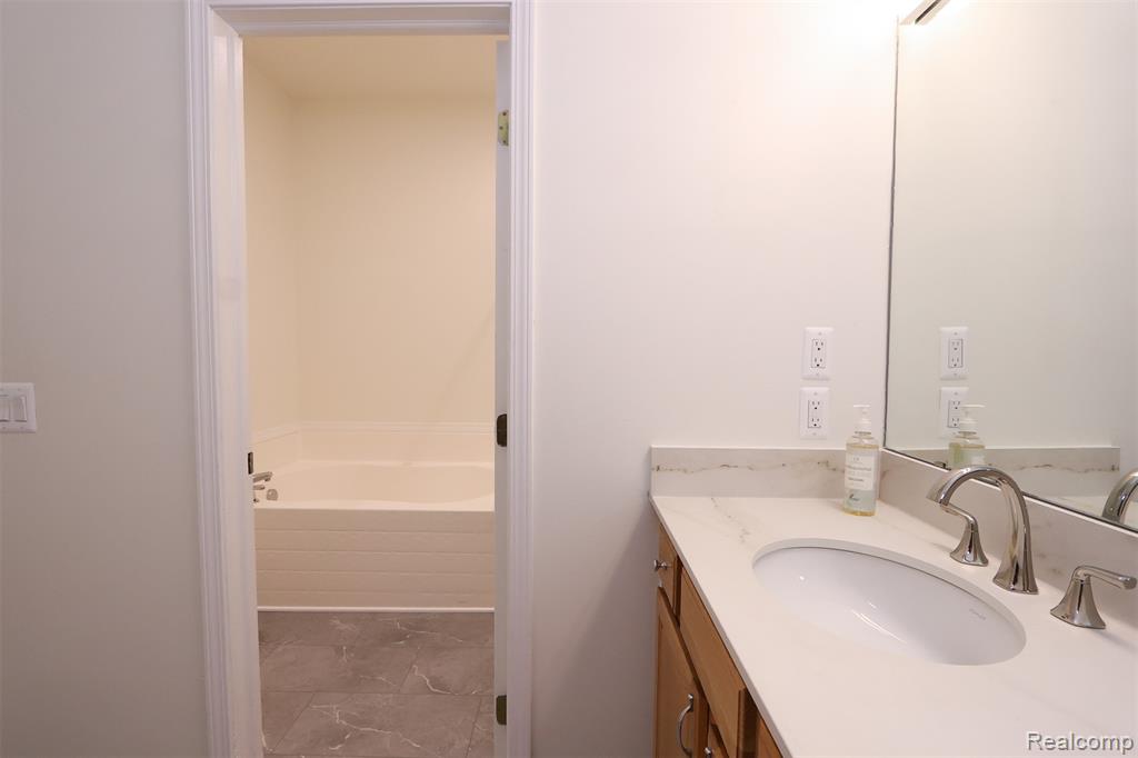 52 W Bethune Street Property Photo 26