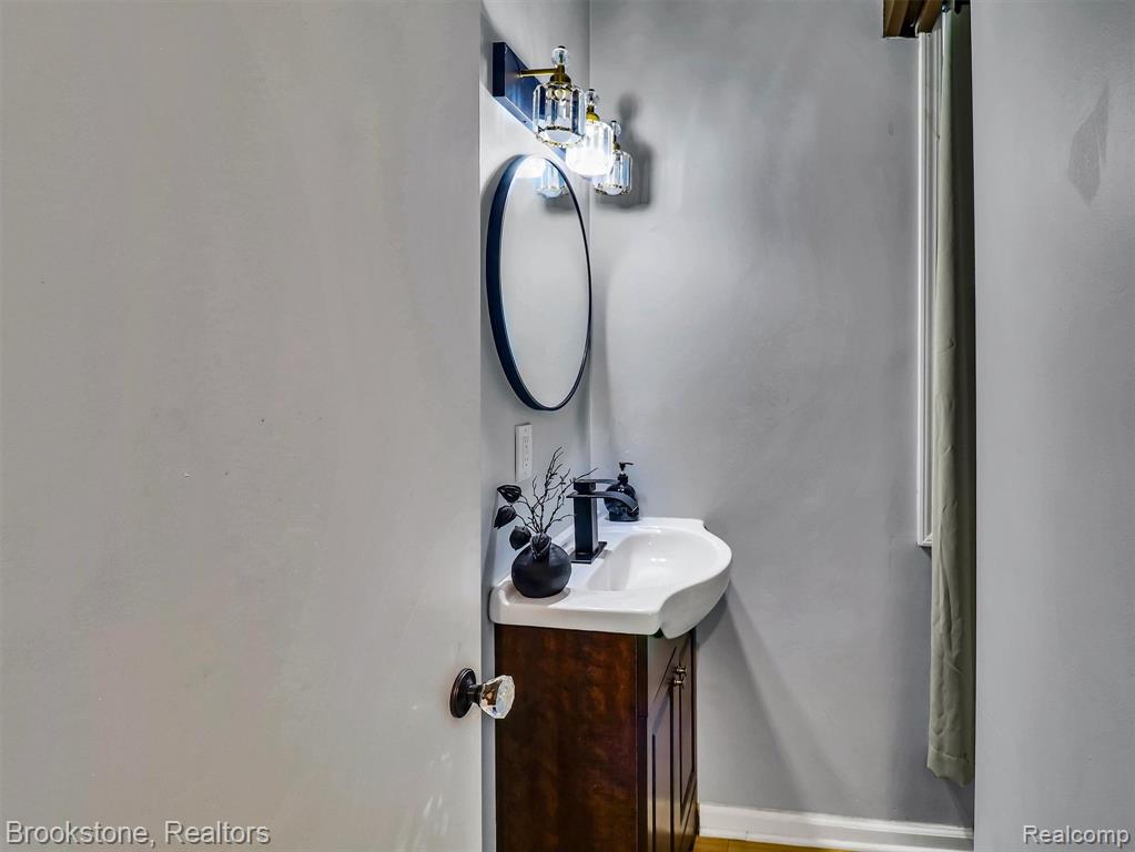 19741 Mahon Street Property Photo 20