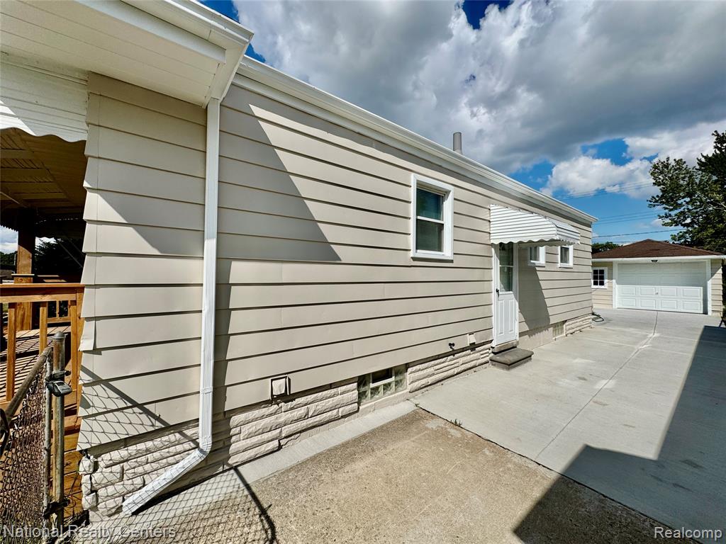 24884 Hayes Avenue Property Photo 4