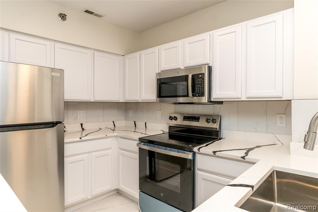 25540 Saint James Property Photo 5