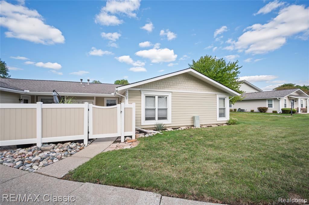 39727 Village Wood Lane Property Photo 2