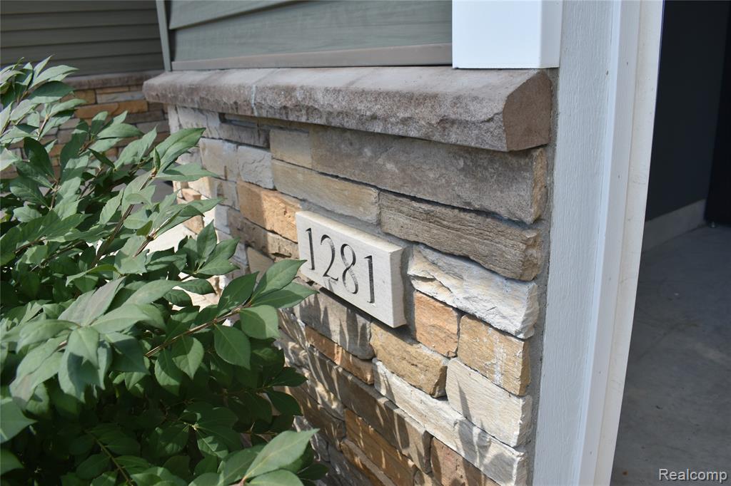 1281 Cambridge Circle Property Photo 3