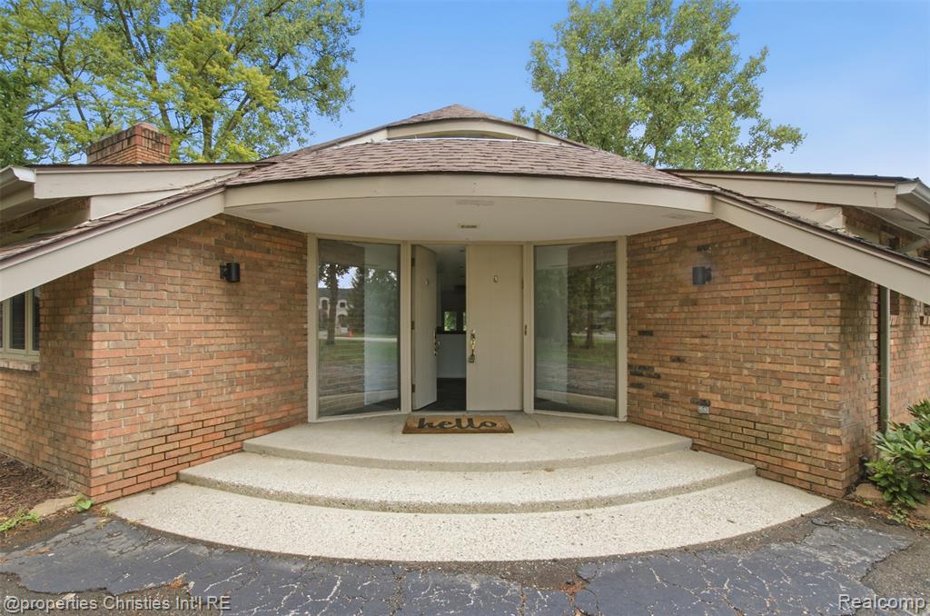 25310 Canterbury Road Property Photo 3