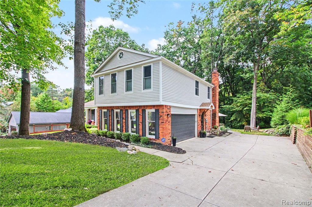 8265 Deerwood Road Property Photo 3