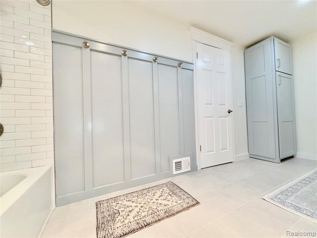 8265 Deerwood Road Property Photo 25