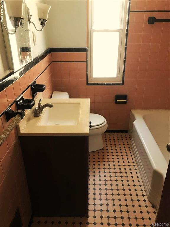 13042 Hampshire Street Property Photo 6