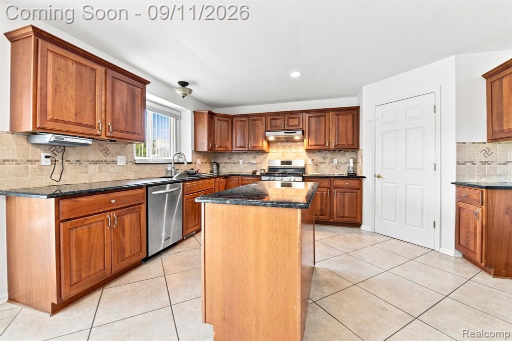 18779 Sandhurst Drive Property Photo 15