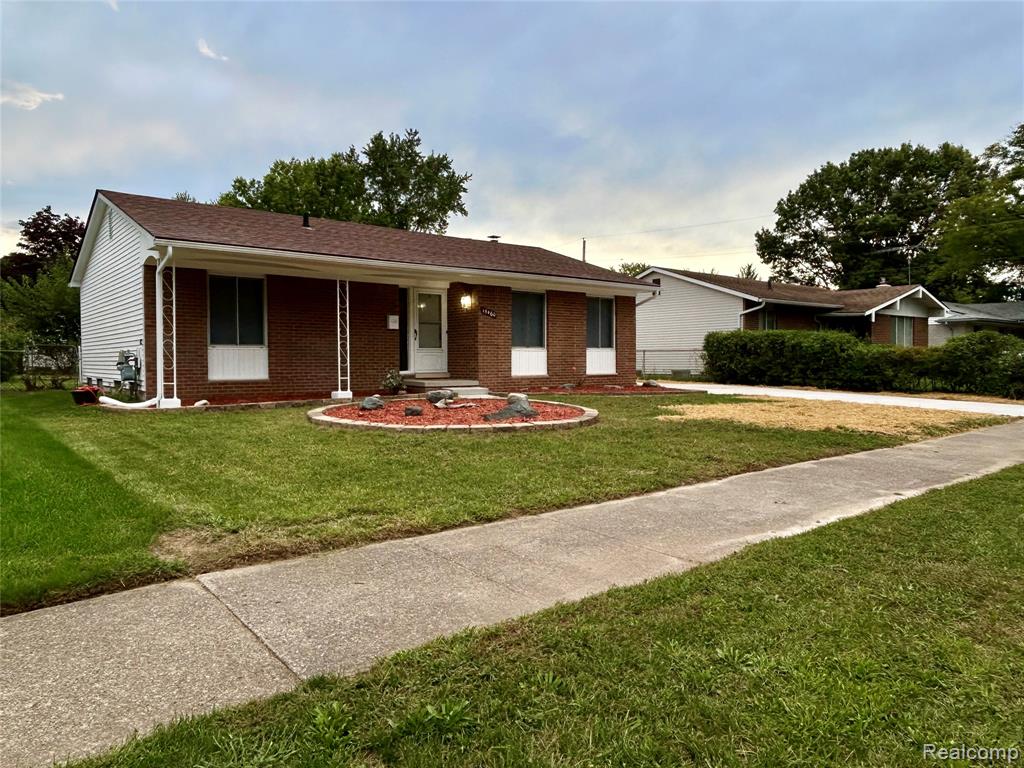 15460 Collins Street Property Photo 2