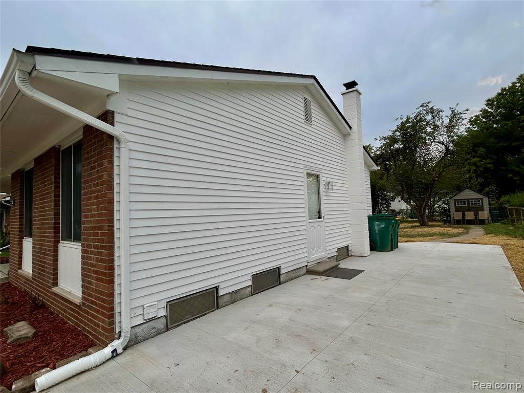 15460 Collins Street Property Photo 4