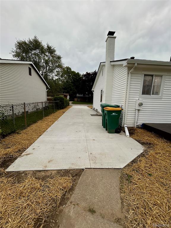 15460 Collins Street Property Photo 7