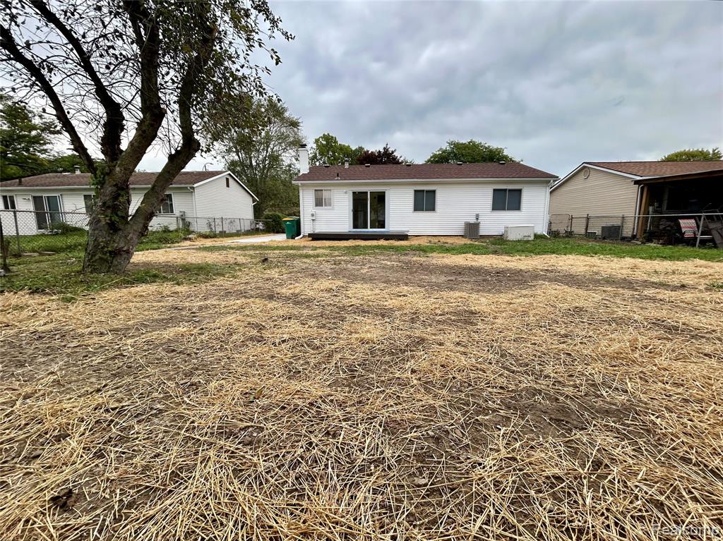 15460 Collins Street Property Photo 8