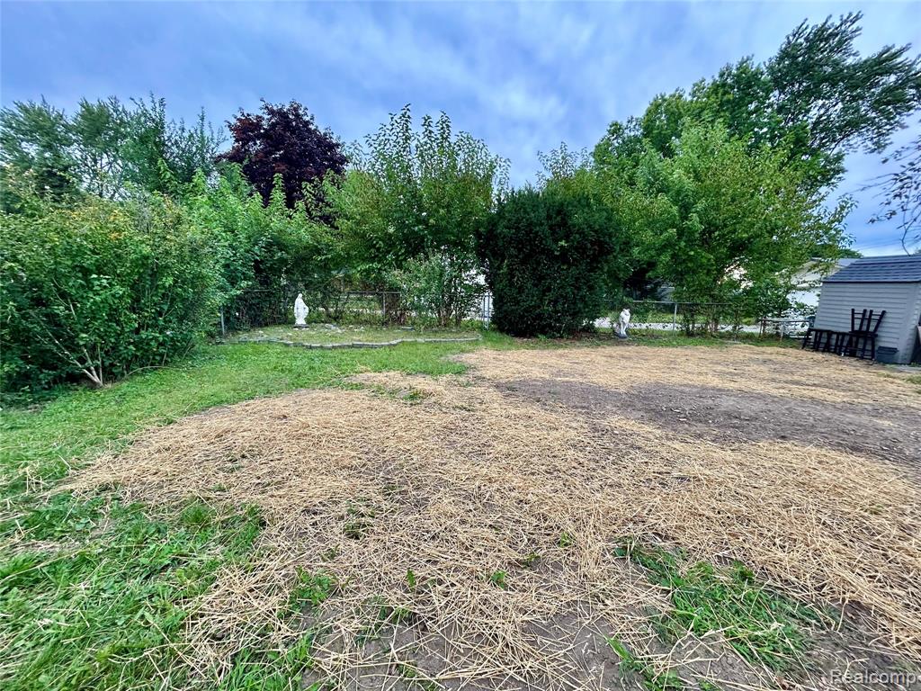 15460 Collins Street Property Photo 10