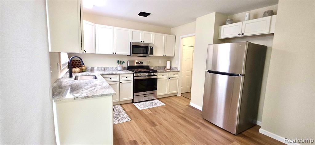 15460 Collins Street Property Photo 11