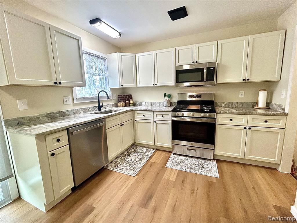 15460 Collins Street Property Photo 12