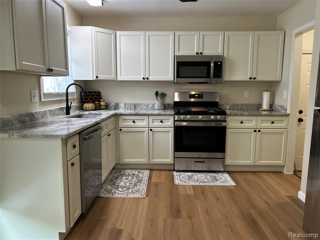 15460 Collins Street Property Photo 14